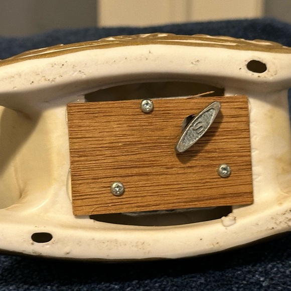 Porcelain musical sleigh holds Santa & gifts. Plays Here Comes Santa Claus. - Picture 6 of 8